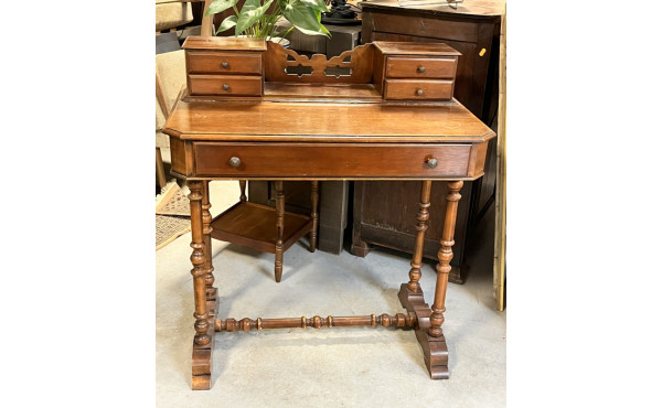 Petit bureau en merisier ouvrant à 1 tir