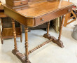 Petit bureau en merisier ouvrant à 1 tir