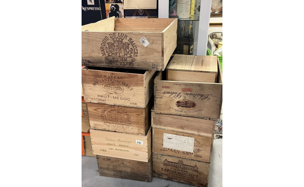 Lot de 10 caisses vides de vin dont YQUE