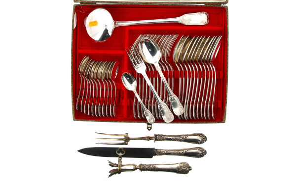 Ménagère en métal argenté décor rocaille