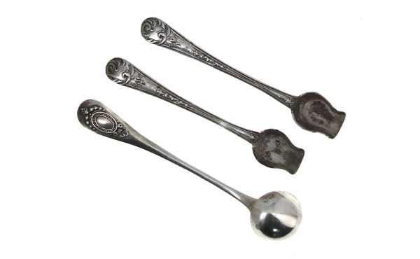 Paire de cuillères à sel en argent décor