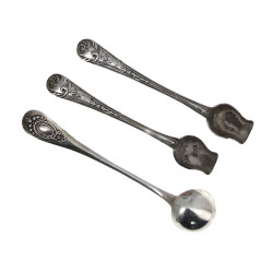 Paire de cuillères à sel en argent décor