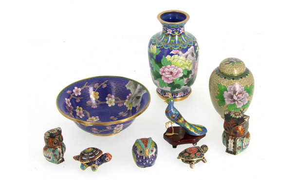 Lot de petits cloisonnés modernes : un v
