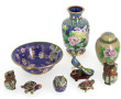 Lot de petits cloisonnés modernes : un v