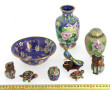 Lot de petits cloisonnés modernes : un v