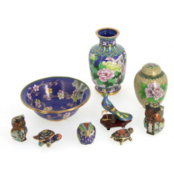 Lot de petits cloisonnés modernes : un v