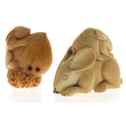 CHINE Xxème - Lot de 2 netsukés à thème 