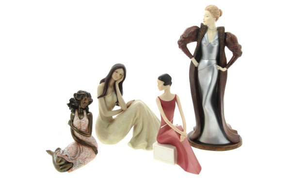 4 figurines féminines en résine dont "Co