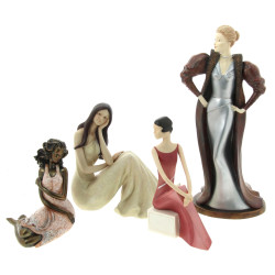 4 figurines féminines en résine dont "Co