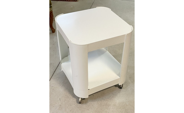 Petite table basse sur roulettes en plas