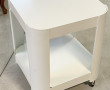 Petite table basse sur roulettes en plas
