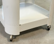 Petite table basse sur roulettes en plas
