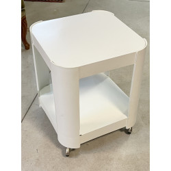 Petite table basse sur roulettes en plas