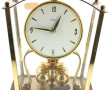 Pendulette en médal doré et balancier ro