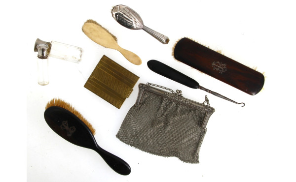 Lot comprenant 4 brosses dont une en arg