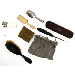 Lot comprenant 4 brosses dont une en arg