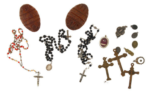 Deux boîtes à chapelet anciennes en bois