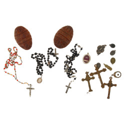 Deux boîtes à chapelet anciennes en bois