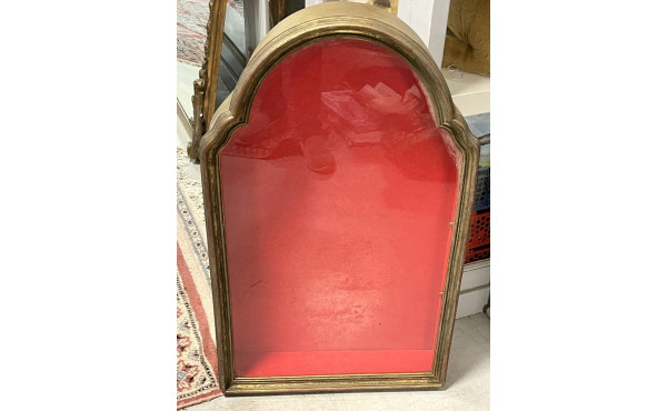Vitrine cintrée en bois doré et porte vi
