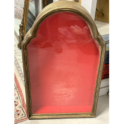 Vitrine cintrée en bois doré et porte vi