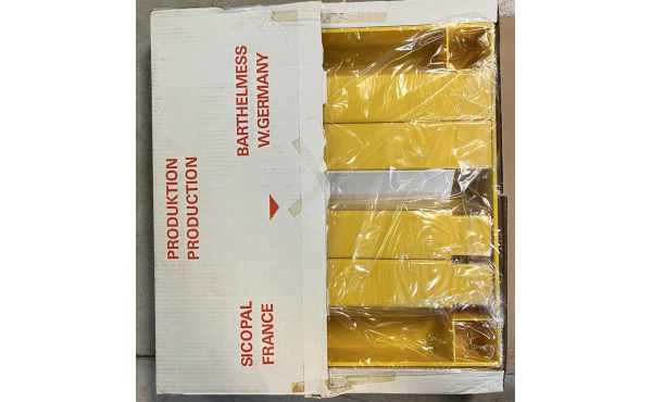Table en plastique jaune SICOPAL années 
