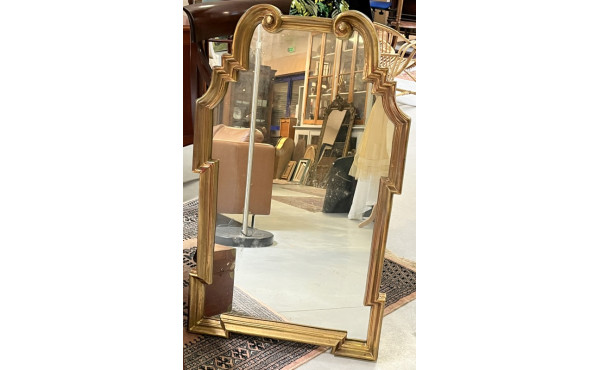 Miroir encadrement doré de forme mouveme