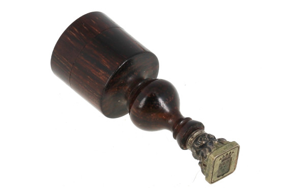 Cachet en argent avec armoiries, bois et