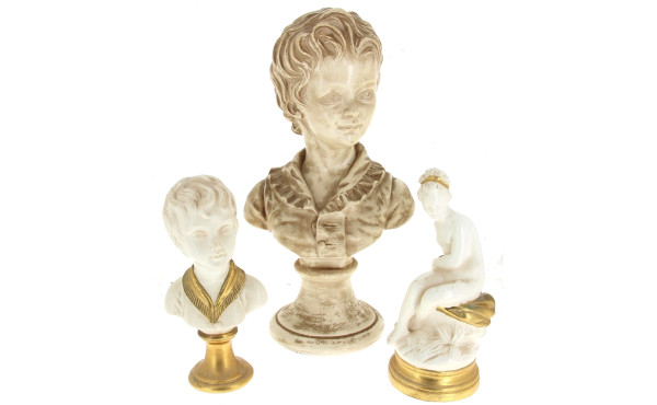 3 statuettes en plâtres dont 2 enfants d