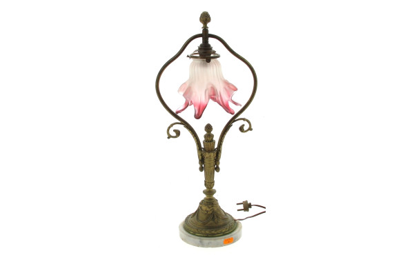 Lampe à poser de style Louis XVI en lait