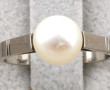 Bague en or gris 18 carats, poinçon tête