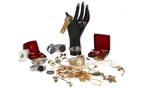 Lot de bijoux fantaisie et qq montres br