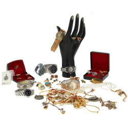 Lot de bijoux fantaisie et qq montres br