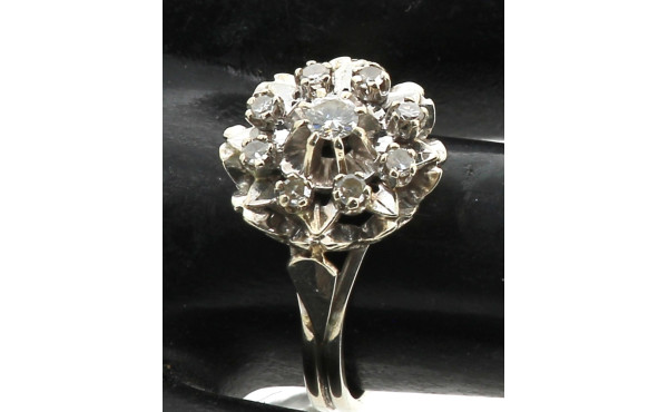 Bague en or gris 18 carats, poinçon tête