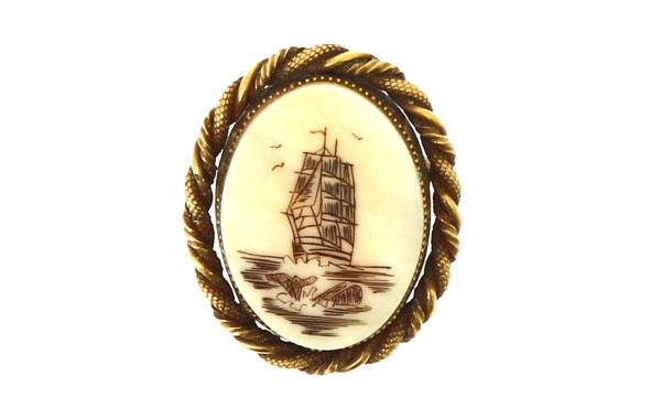 Broche-pendentif en métal doré et scrims