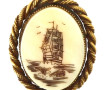 Broche-pendentif en métal doré et scrims