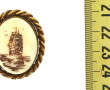 Broche-pendentif en métal doré et scrims