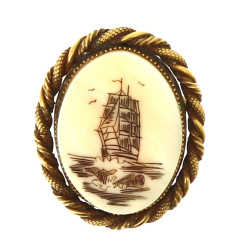 Broche-pendentif en métal doré et scrims