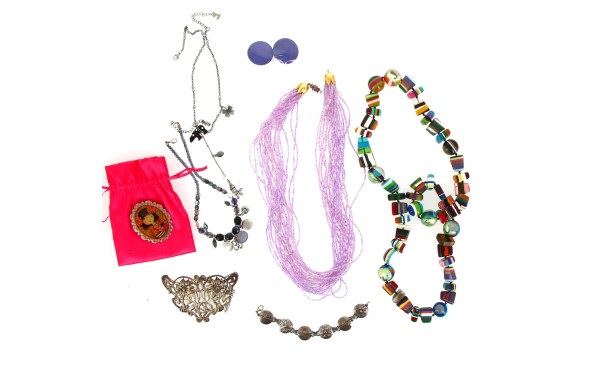 Lot de bijoux fantaisie dont paire de cl