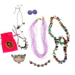 Lot de bijoux fantaisie dont paire de cl