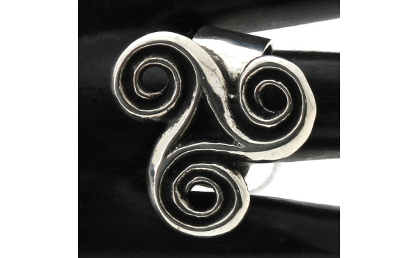 Importante bague en argent à motif d'un 