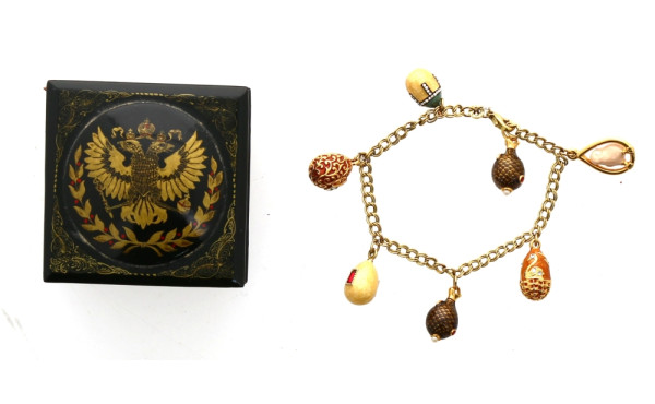 Bracelet en plaqué or agrémenté d'un pou