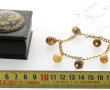Bracelet en plaqué or agrémenté d'un pou