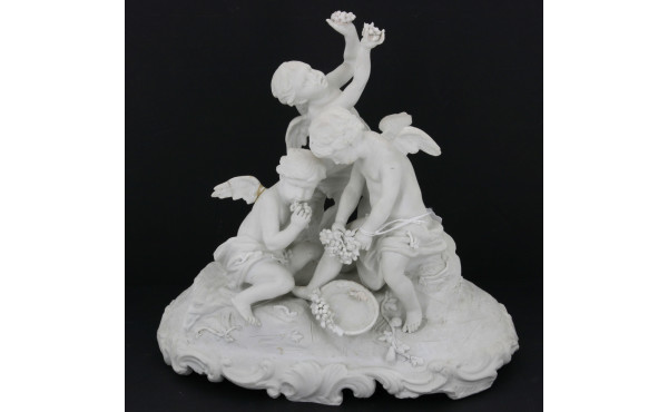 Groupe en biscuit blanc figurant trois p