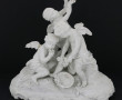 Groupe en biscuit blanc figurant trois p