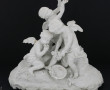 Groupe en biscuit blanc figurant trois p