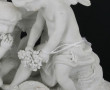 Groupe en biscuit blanc figurant trois p