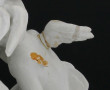 Groupe en biscuit blanc figurant trois p