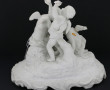 Groupe en biscuit blanc figurant trois p
