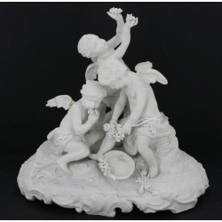 Groupe en biscuit blanc figurant trois p