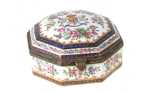 Coffret en porcelaine blanche, polychrom